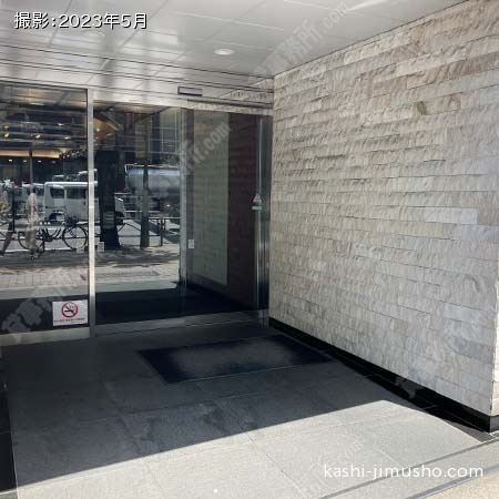 ビル入口前 ビル入口前