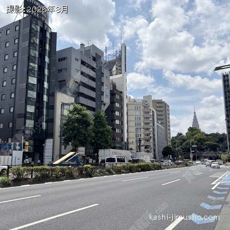 前面道路(新宿通り)