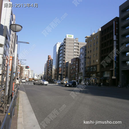 前面道路(新宿通り)