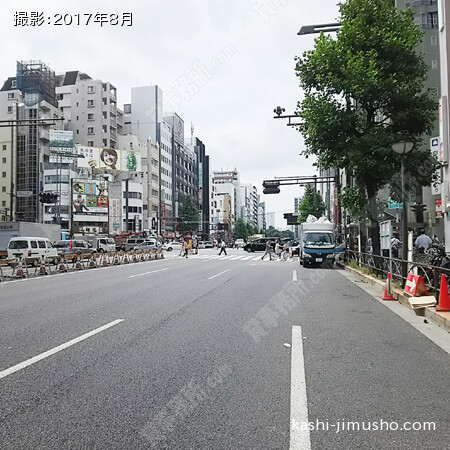 前面道路（新宿通り）