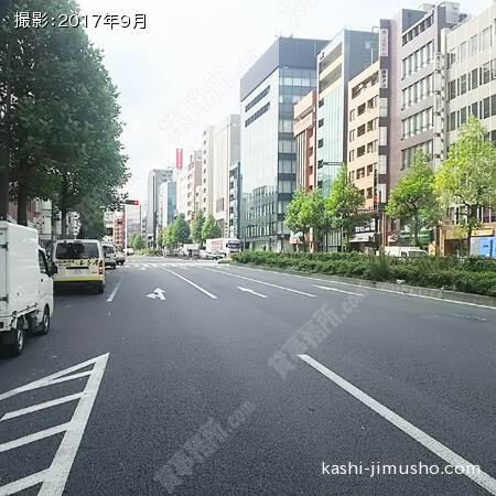 前面道路（新宿通り）