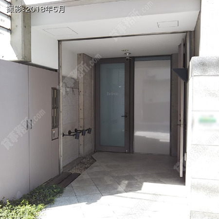 ビル入口前面