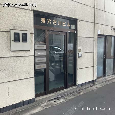 ビル入口前面