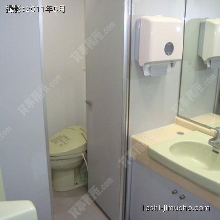  室外男女別トイレ