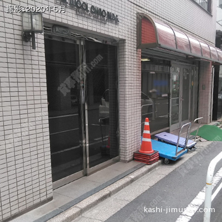 ビル入口前面