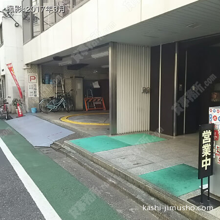 ビル入口前面