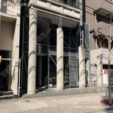 ビル入口前面