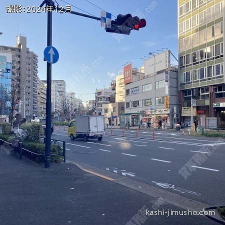 前面道路(靖国通り)