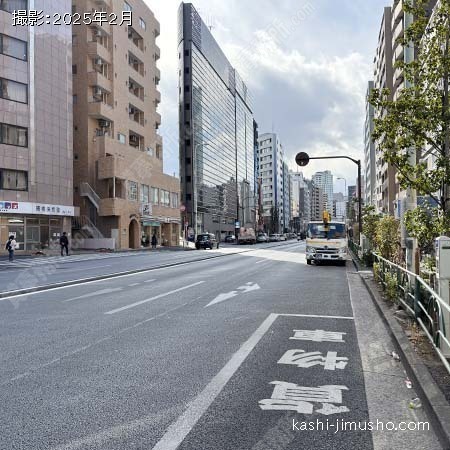 前面道路(靖国通り)