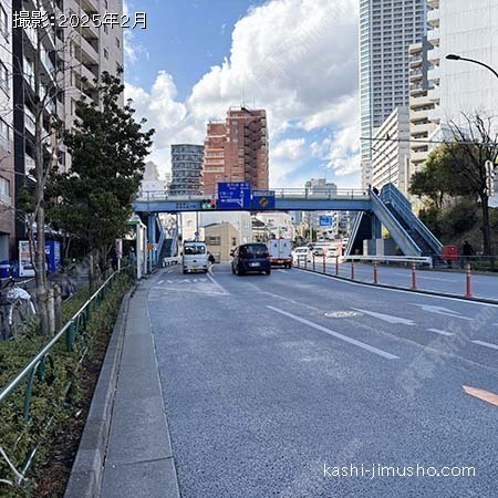 前面道路(靖国通り)