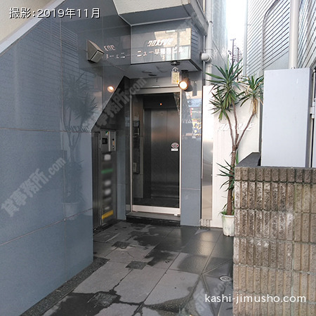 ビル入口前面