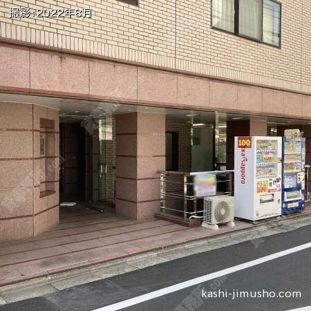 ビル入口前面