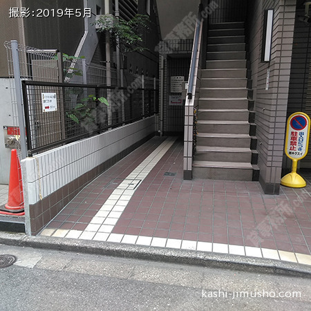 ビル入口前