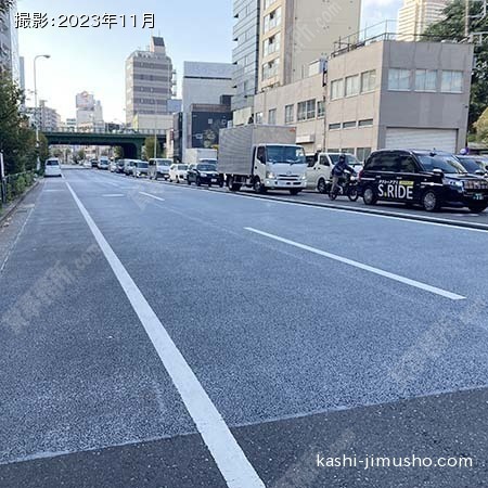 前面道路(靖国通り)