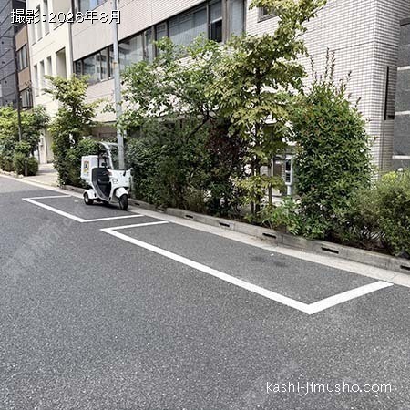 ビル前:パーキングメーター ビル前:パーキングメーター