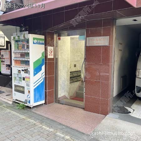 ビル入口前面