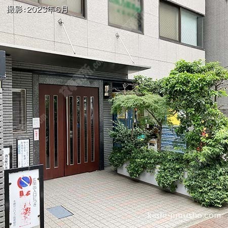 ビル入口前面