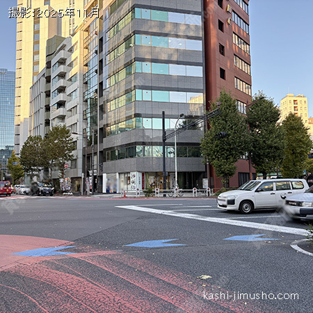 前面道路(靖国通り) 前面道路(靖国通り)