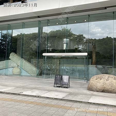 ビル入口前面