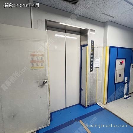人荷用エレベーター