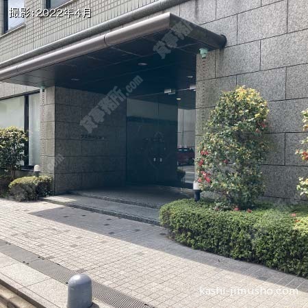 ビル入口前面