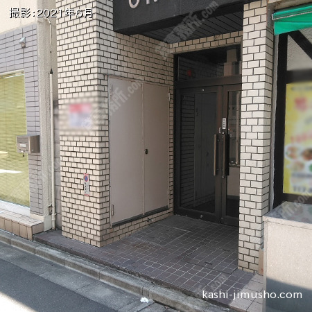 ビル入口前