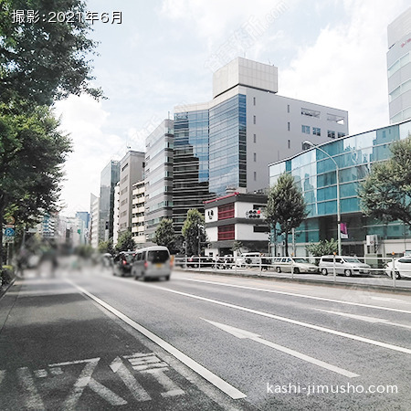 前面道路(靖国通り)