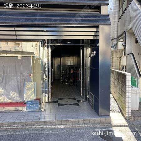 ビル入口前