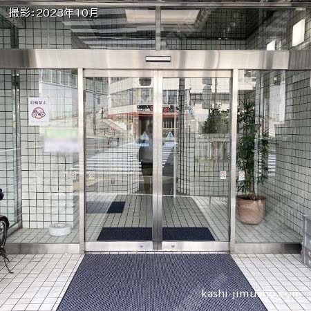 ビル入口前面