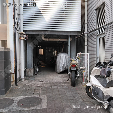 ビル裏口前