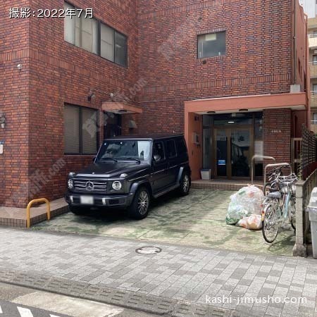 ビル入口前