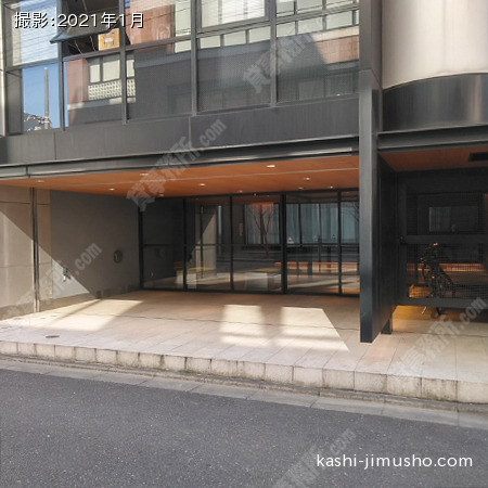 ビル入口前面
