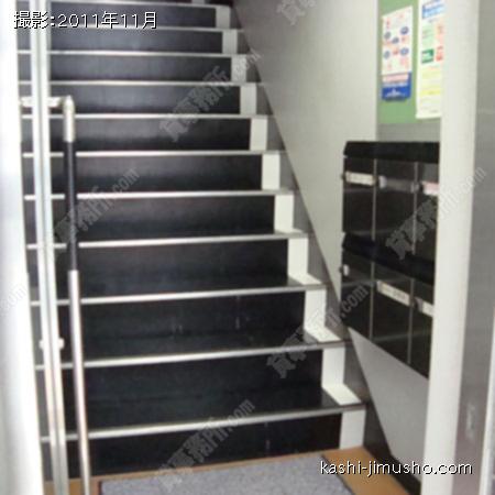 上層階への階段