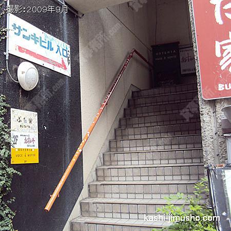  入館の階段