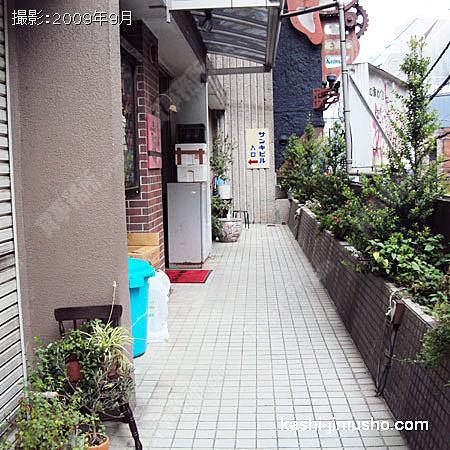 入口への通路