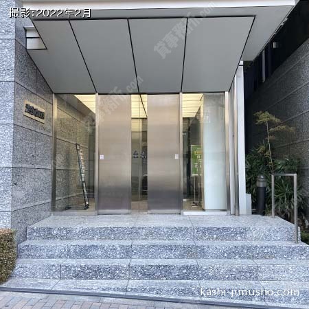 ビル入口前面