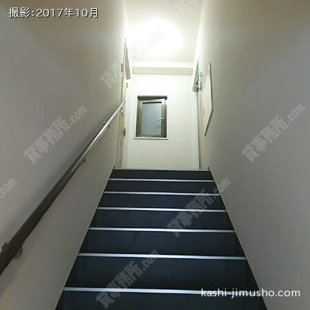 上層階への階段