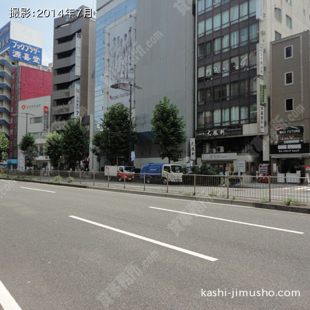 前面の靖国通り