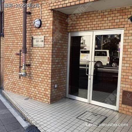 ビル入口前