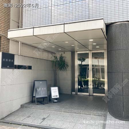 ビル入口前面