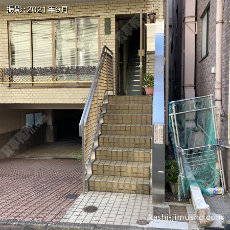 ビル入口前
