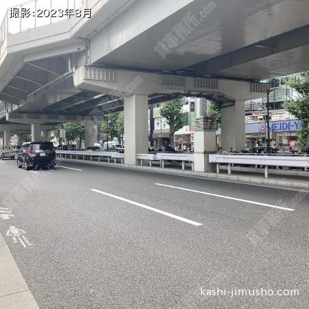 前面道路(六本木通り)