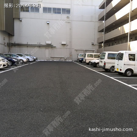 隣接した駐車場