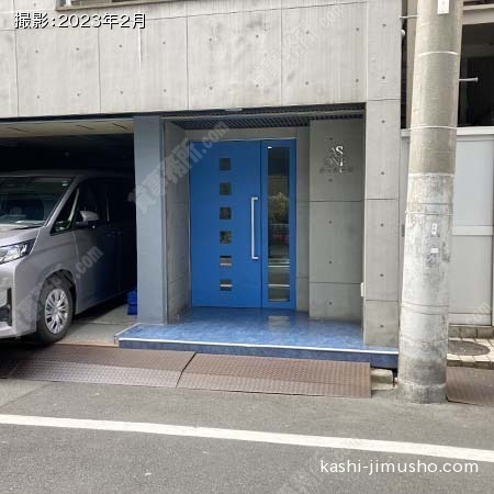 建物入口前面