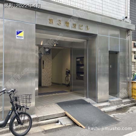 ビル入口前
