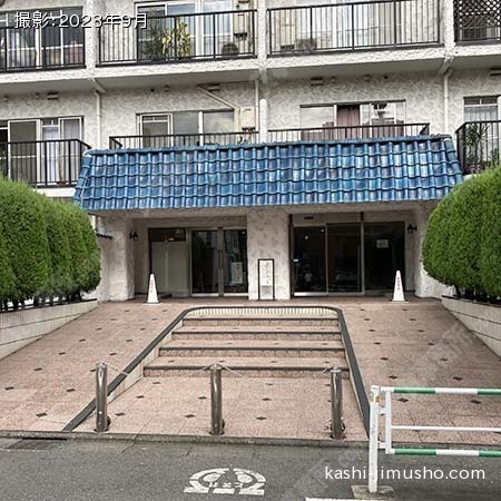 ビル入口前面