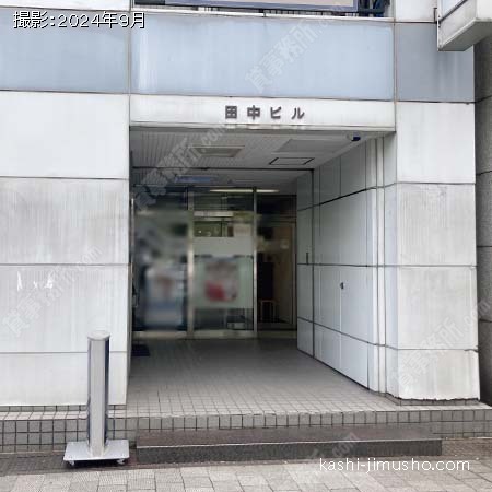 ビル入口前面