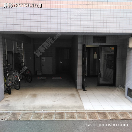 ビル入口前面