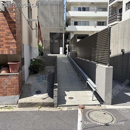 ビル入口前面