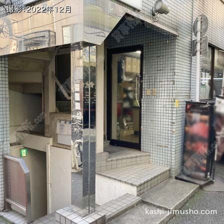 ビル入口前面